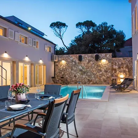 Bond Villa