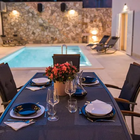 Villa Bond